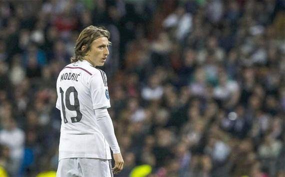 幼儿园篮球表演遇到小插曲：篮球意外滚走，小朋友临危不乱，秒变